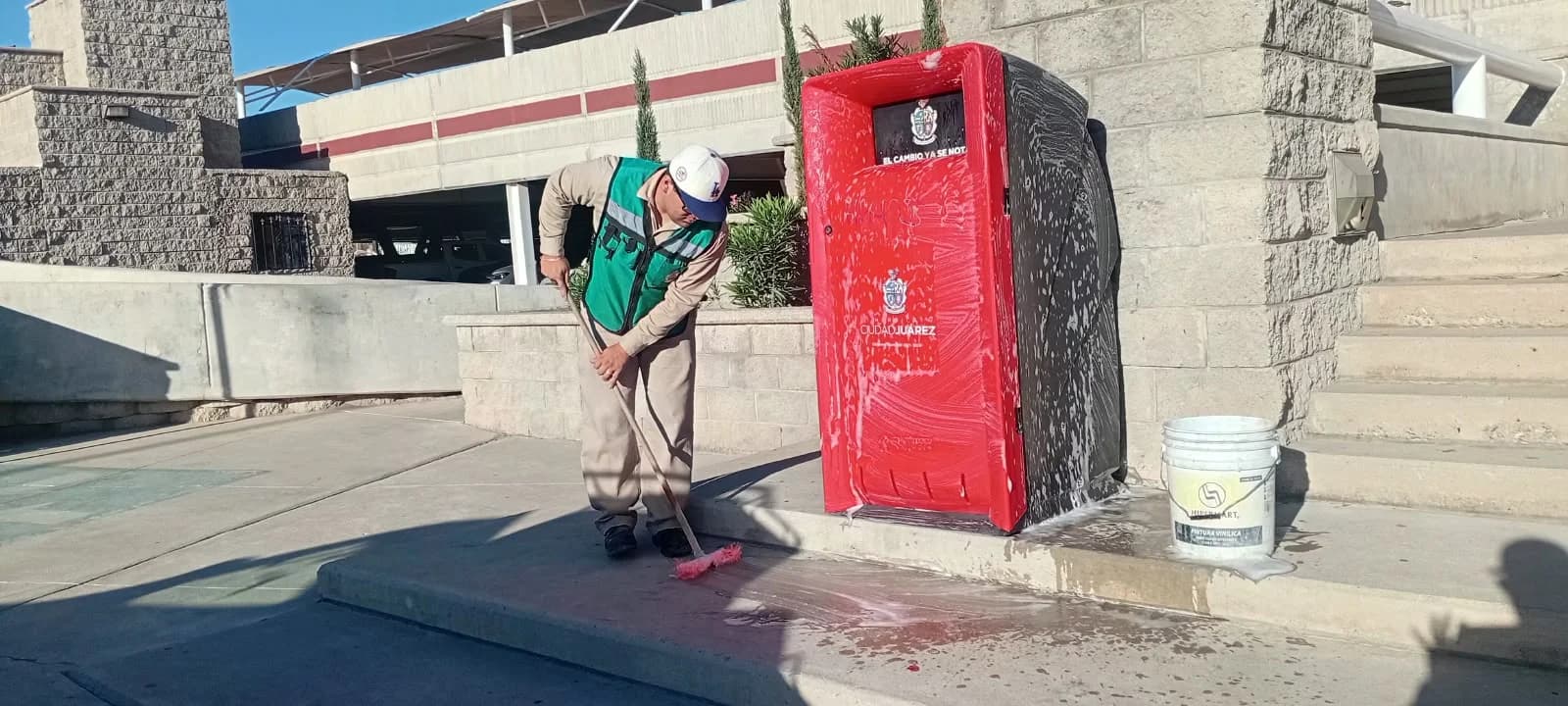 Refuerzan trabajos de antigrafiti y lavado de contenedores en la Zona Centro.