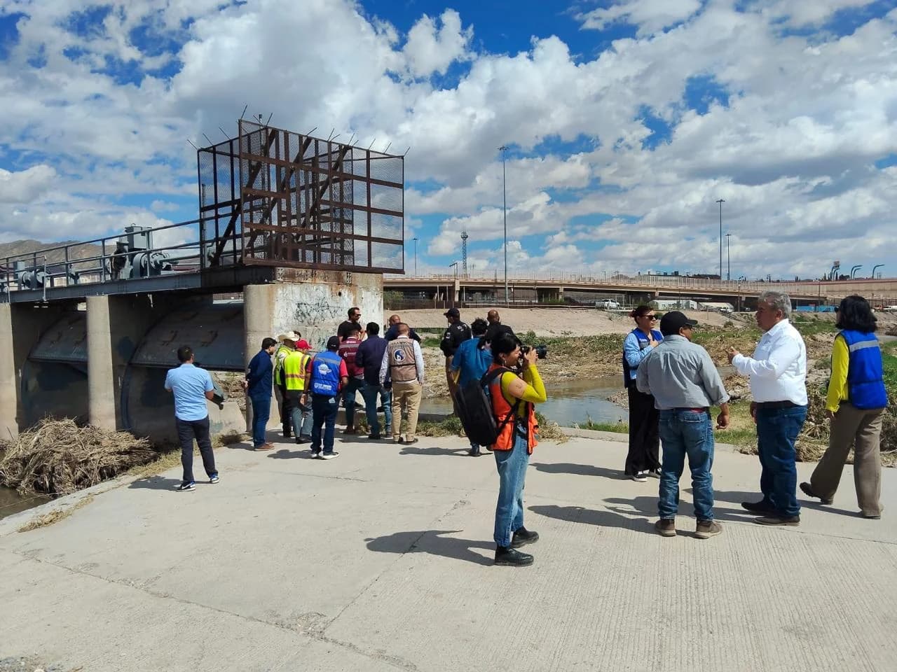 Evalúan autoridades daños por crecida del Río Bravo y acuerdan coordinar reparaciones.
